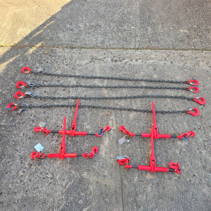 Zurrkettenset zur Ladungsicherung für schwere Lasten und Maschinen.